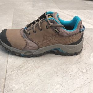 NWOT VIBRAM HIKING SHOE